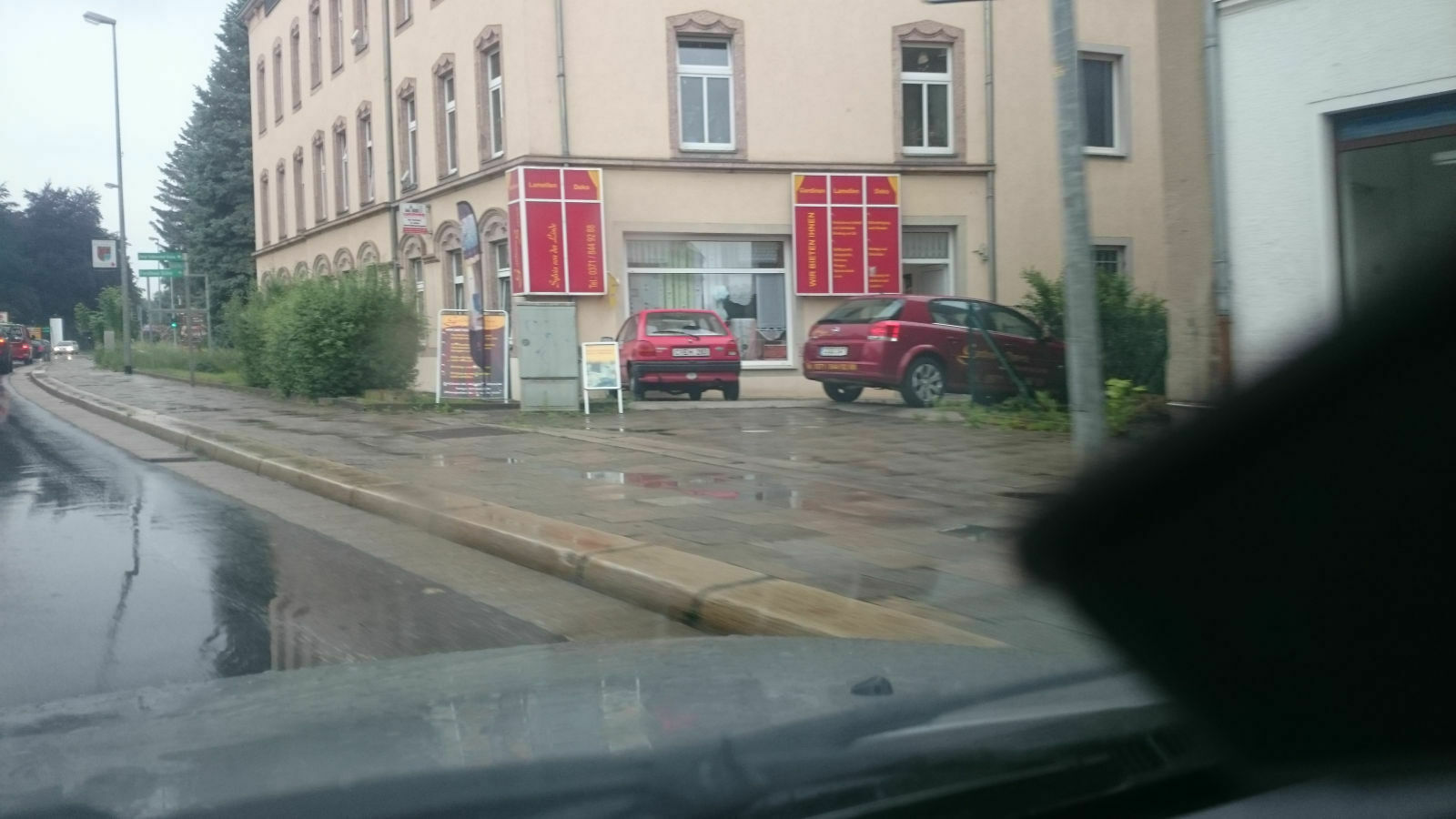 Der Schrottplatz - Spiegelsymmetrisch des Showrooms