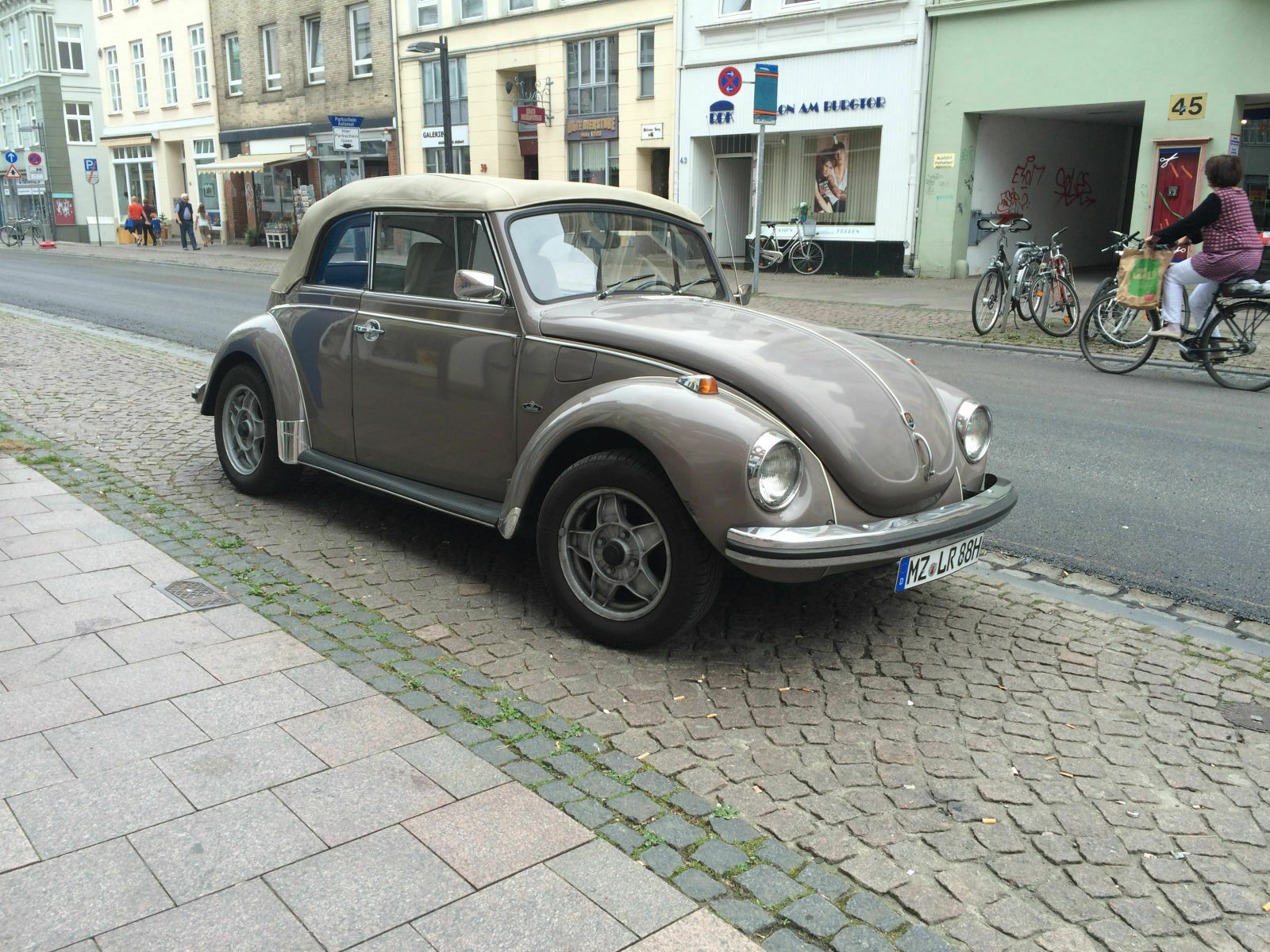Der Schrottplatz - Spiegelsymmetrisch des Showrooms