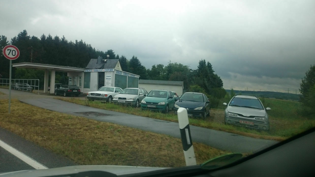 Der Schrottplatz - Spiegelsymmetrisch des Showrooms