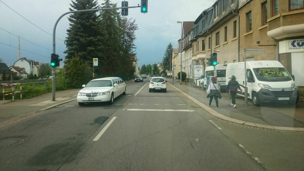 Der Schrottplatz - Spiegelsymmetrisch des Showrooms