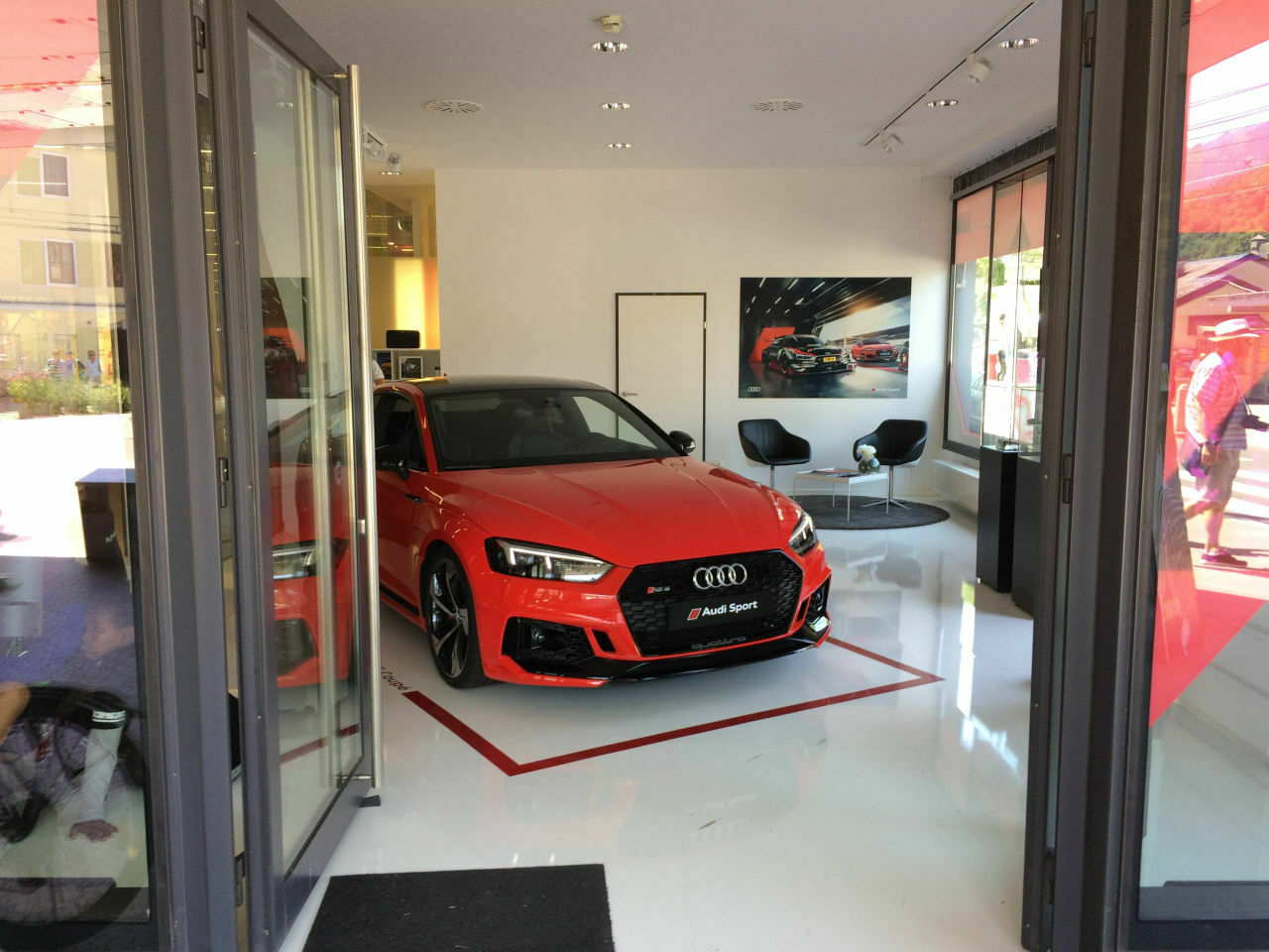 Der Schrottplatz - Spiegelsymmetrisch des Showrooms