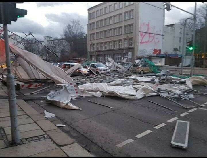 Der Schrottplatz - Spiegelsymmetrisch des Showrooms