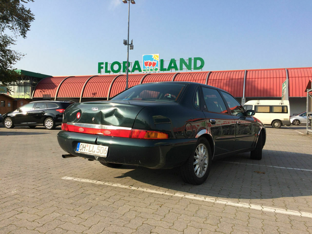 Der Schrottplatz - Spiegelsymmetrisch des Showrooms