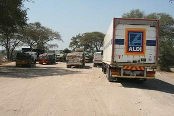 Aldi-lastwagen-wartet-am-zambesi