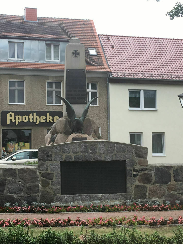 Der Schrottplatz - Spiegelsymmetrisch des Showrooms
