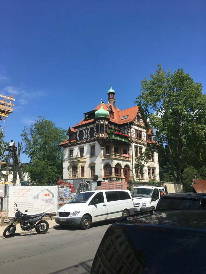 Der Schrottplatz - Spiegelsymmetrisch des Showrooms