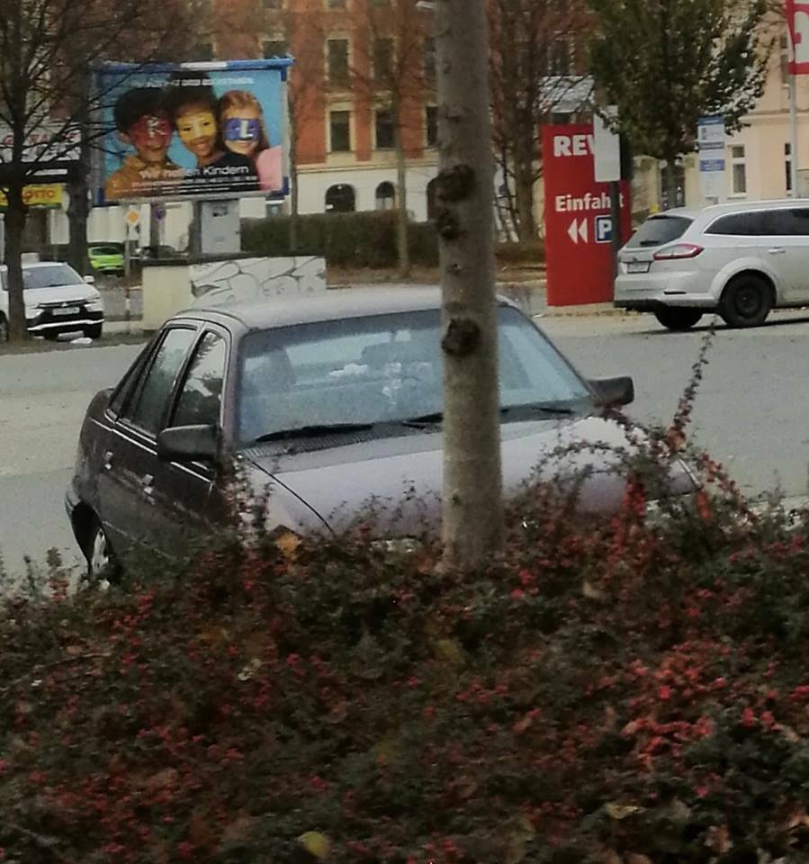 Der Schrottplatz - Spiegelsymmetrisch des Showrooms