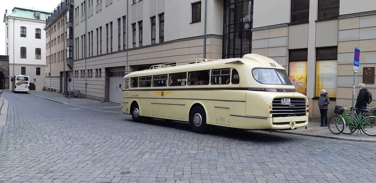 Der Schrottplatz - Spiegelsymmetrisch des Showrooms