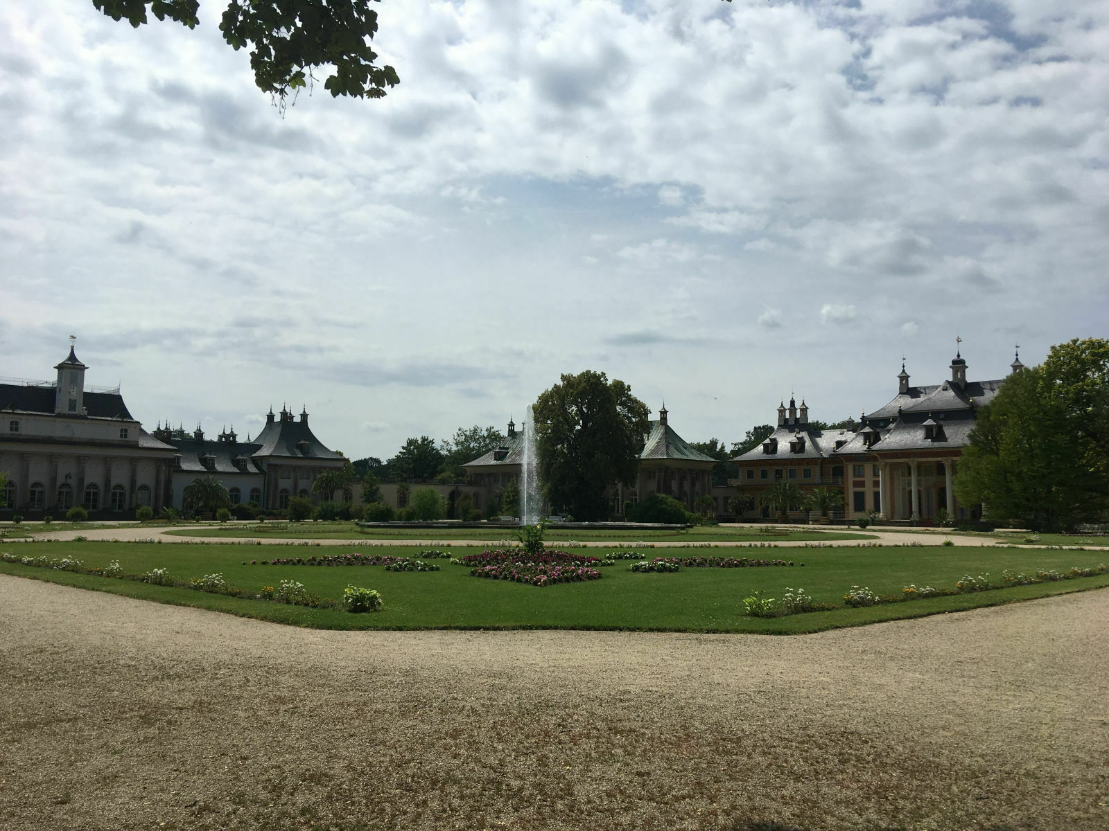 Der Schrottplatz - Spiegelsymmetrisch des Showrooms