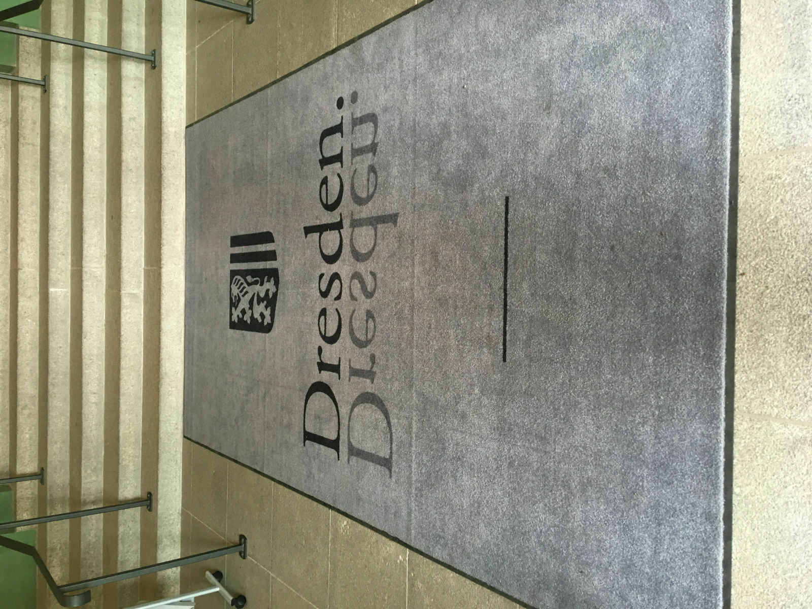 Der Schrottplatz - Spiegelsymmetrisch des Showrooms