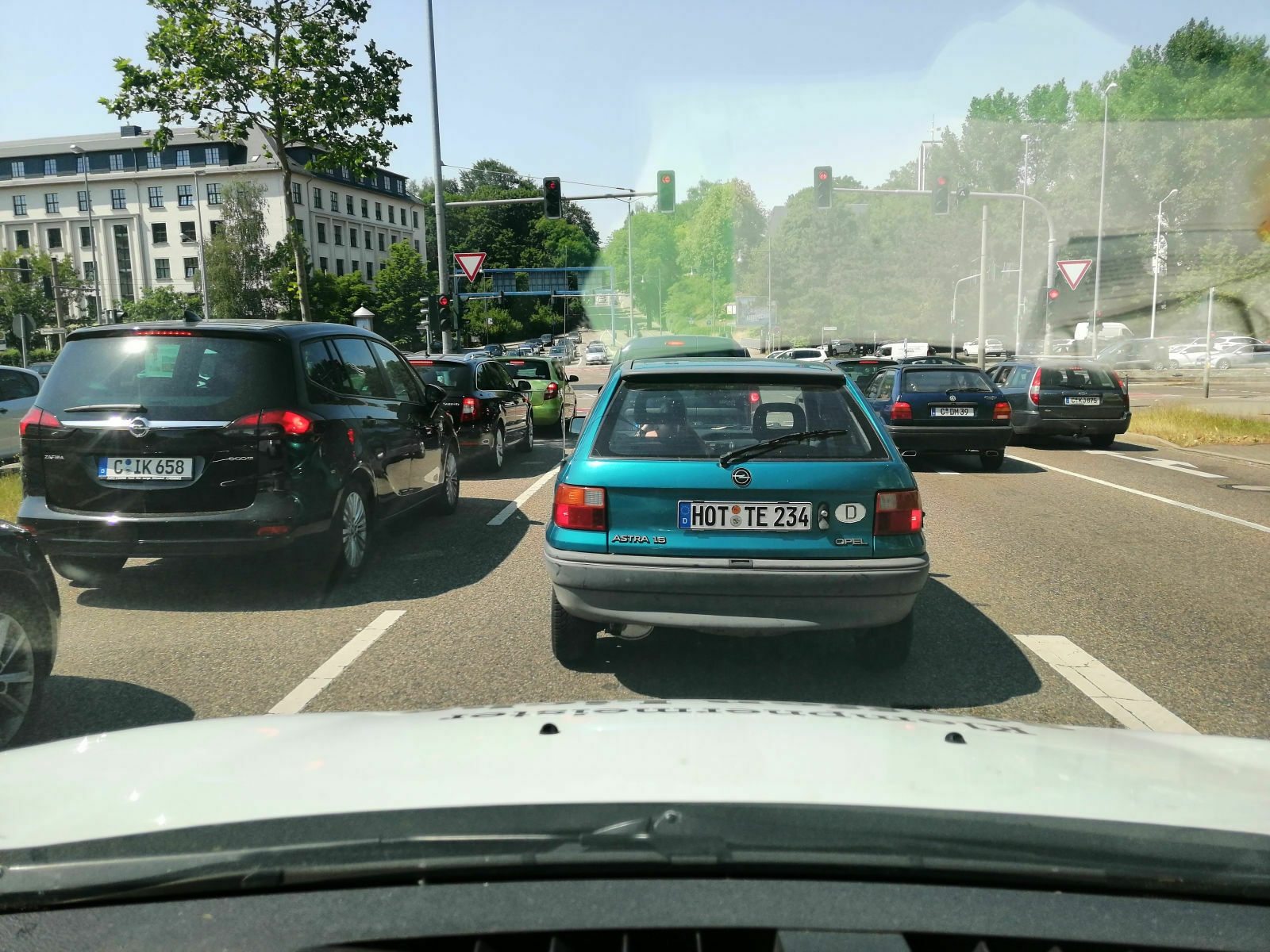 Der Schrottplatz - Spiegelsymmetrisch des Showrooms