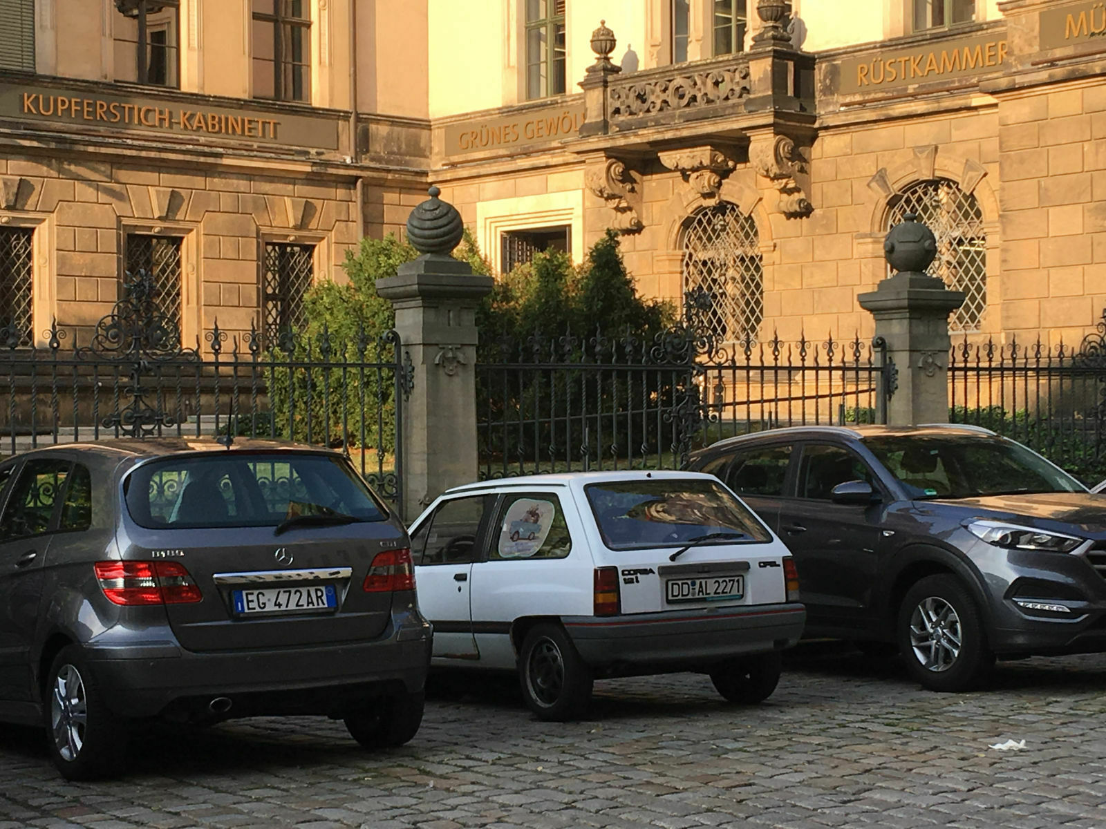 Der Schrottplatz - Spiegelsymmetrisch des Showrooms