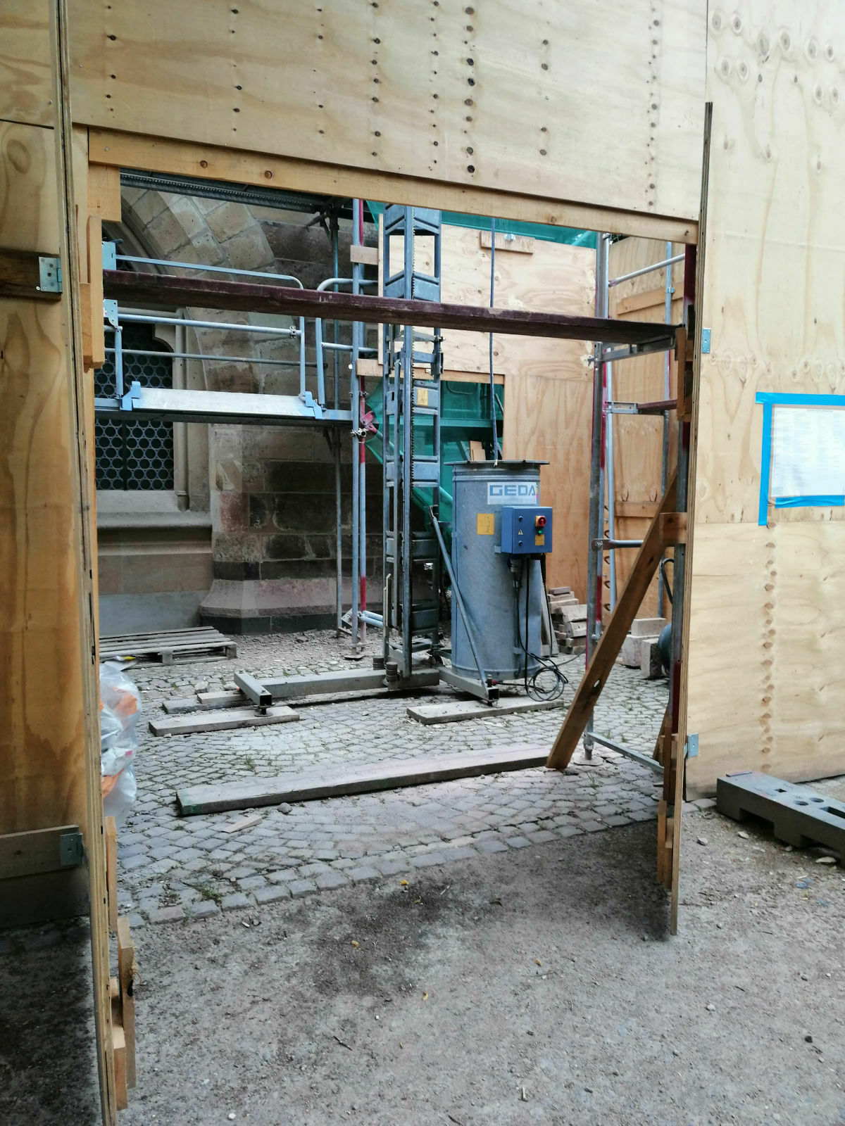 Der Schrottplatz - Spiegelsymmetrisch des Showrooms