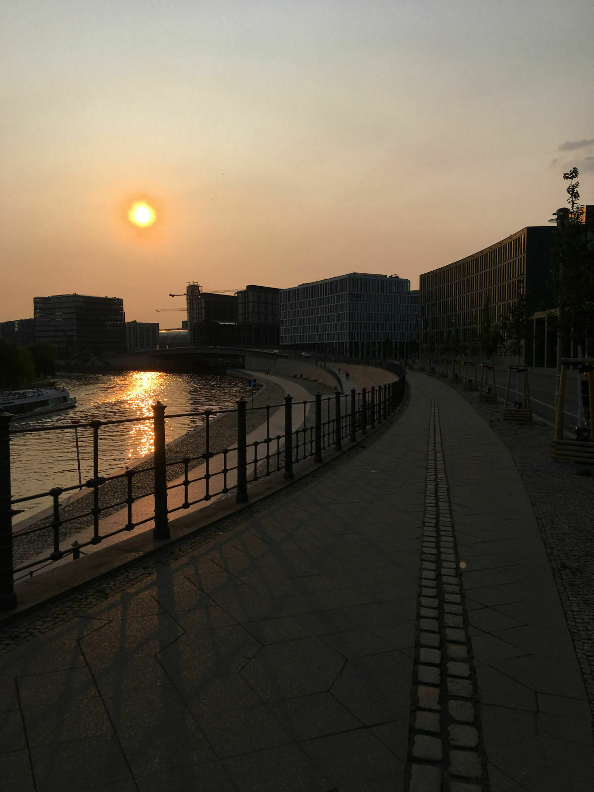 Der Schrottplatz - Spiegelsymmetrisch des Showrooms