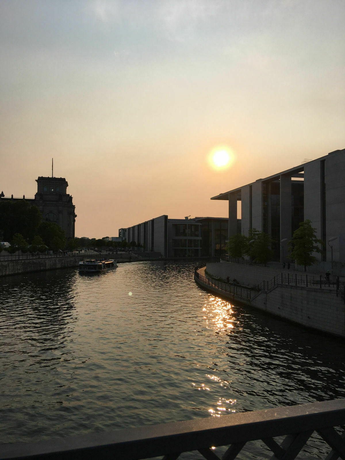 Der Schrottplatz - Spiegelsymmetrisch des Showrooms
