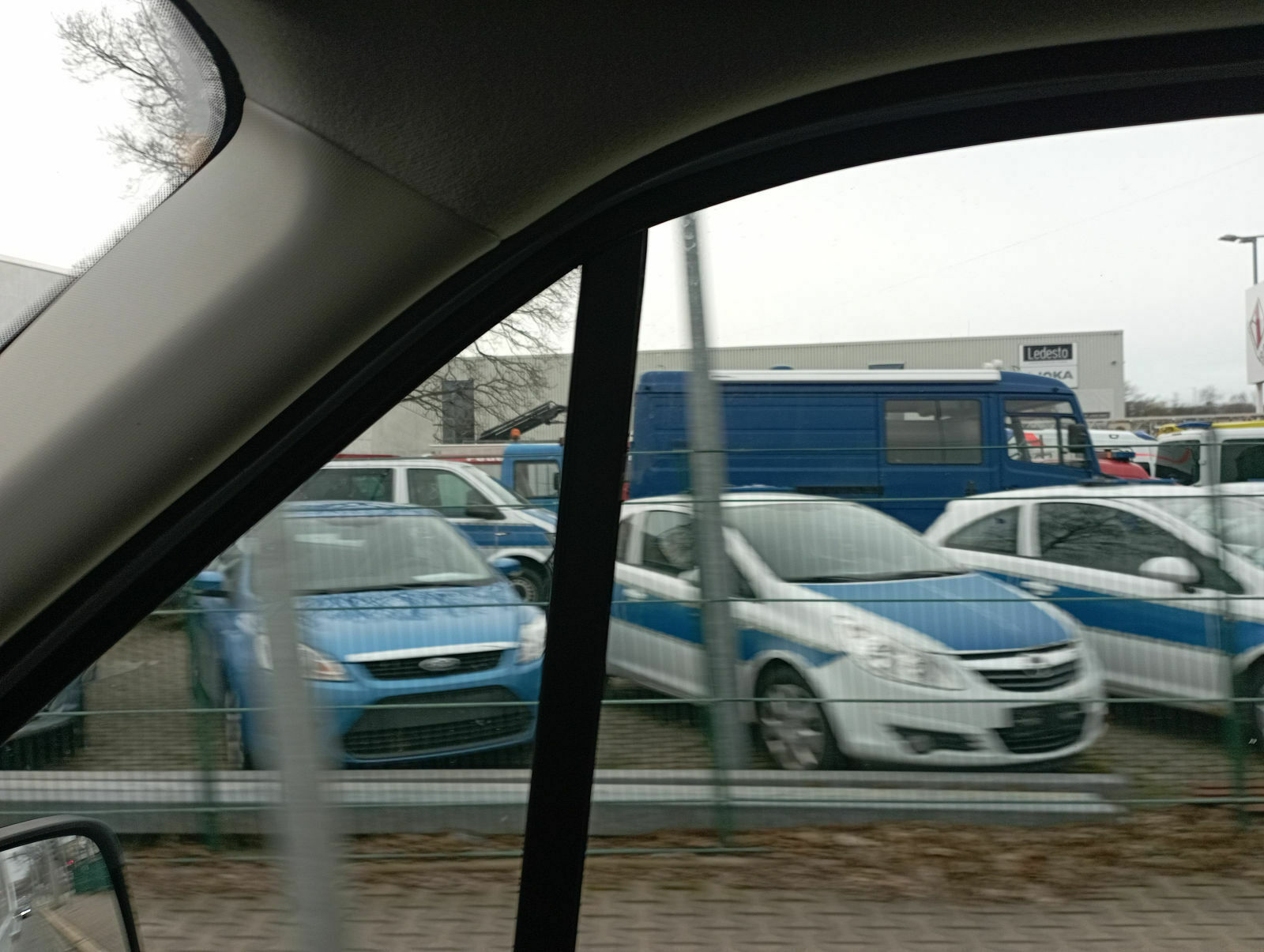 Der Schrottplatz - Spiegelsymmetrisch des Showrooms