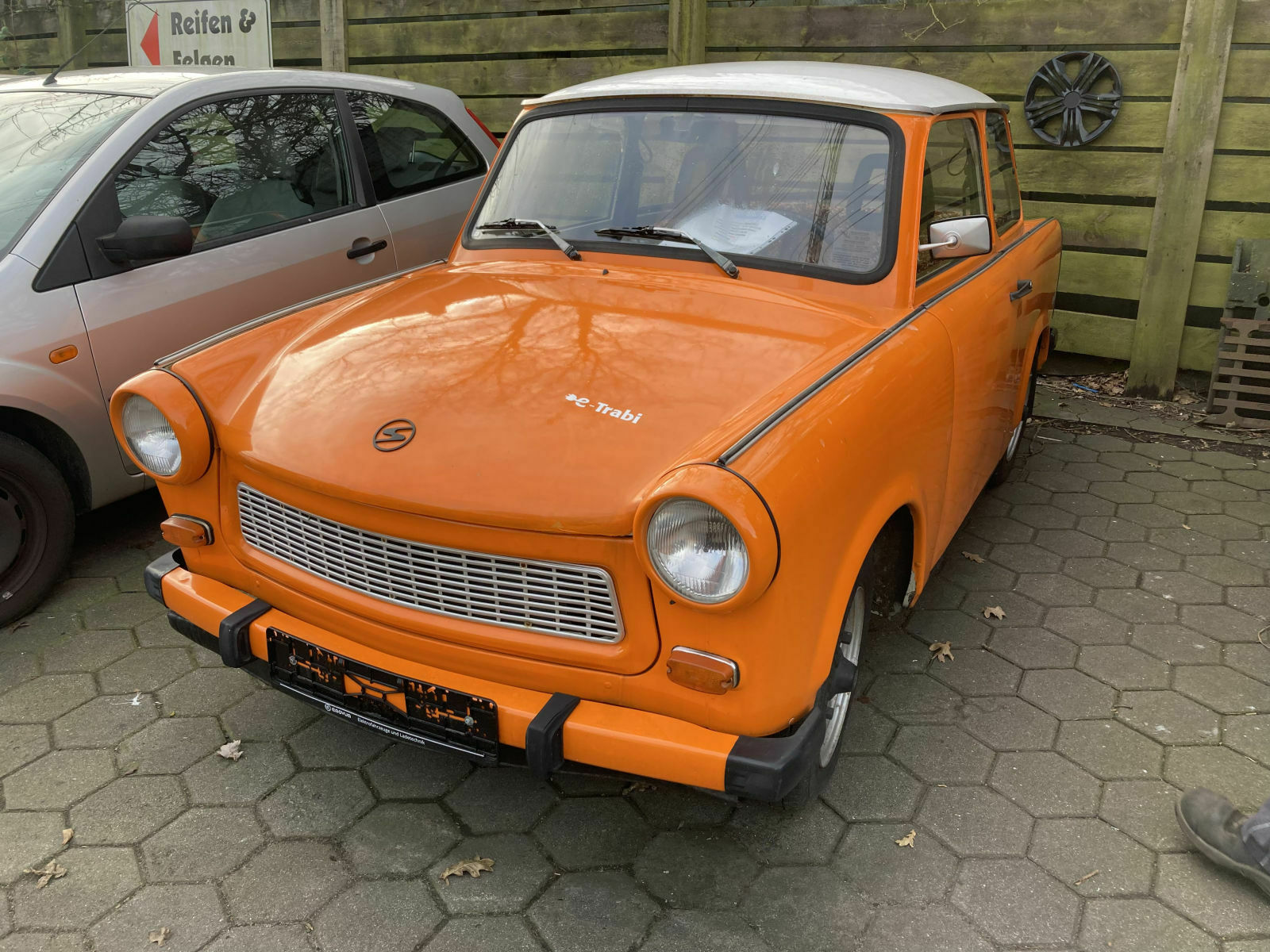 Der Schrottplatz - Spiegelsymmetrisch des Showrooms
