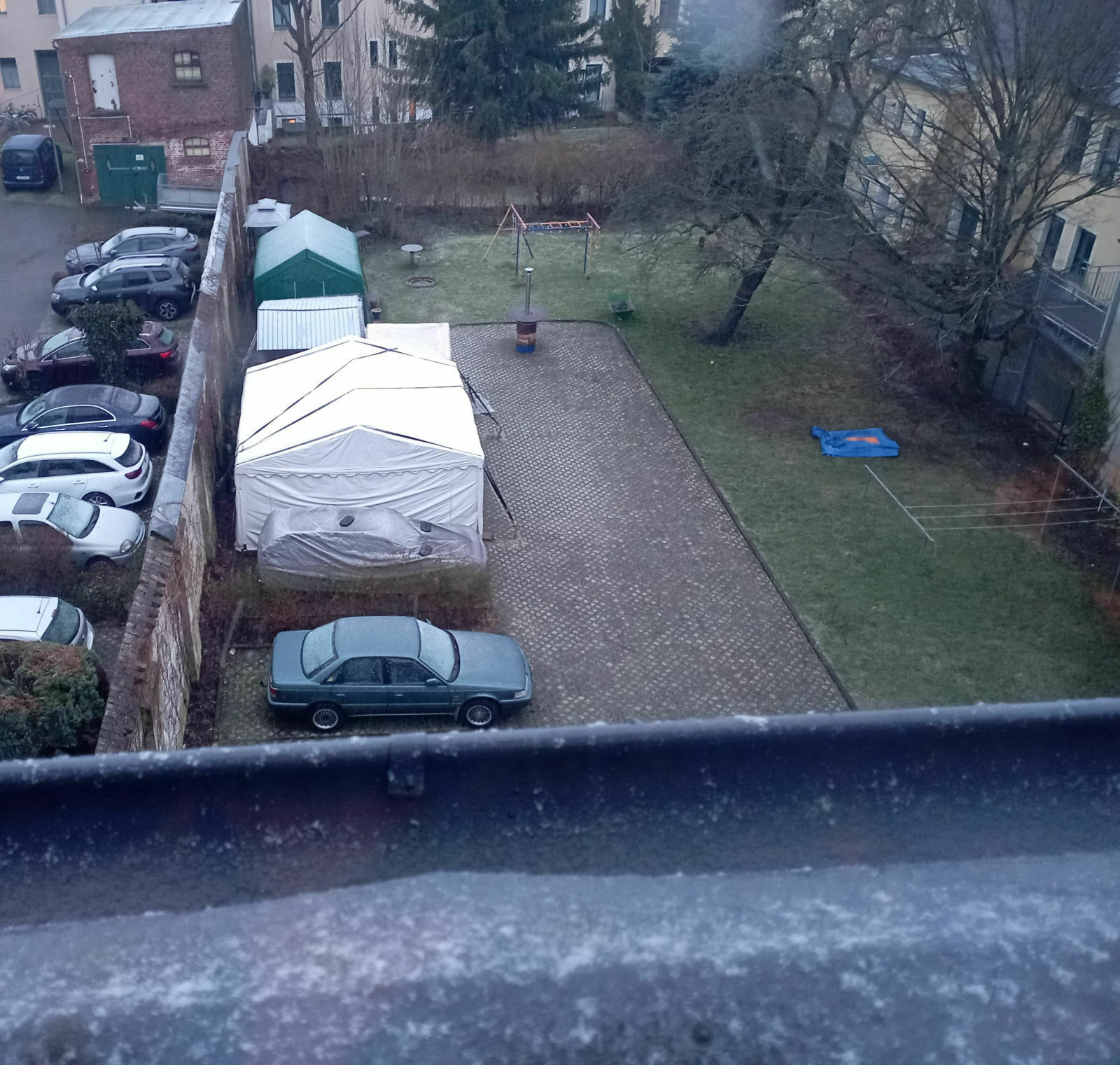 Der Schrottplatz - Spiegelsymmetrisch des Showrooms