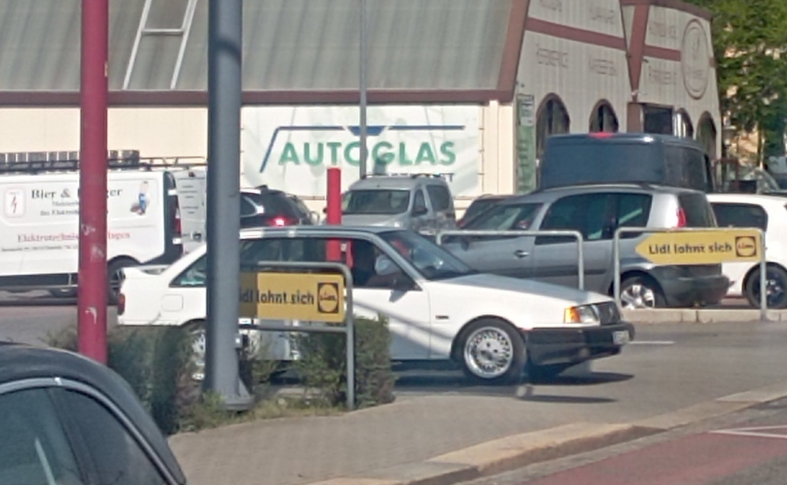 Der Schrottplatz - Spiegelsymmetrisch des Showrooms