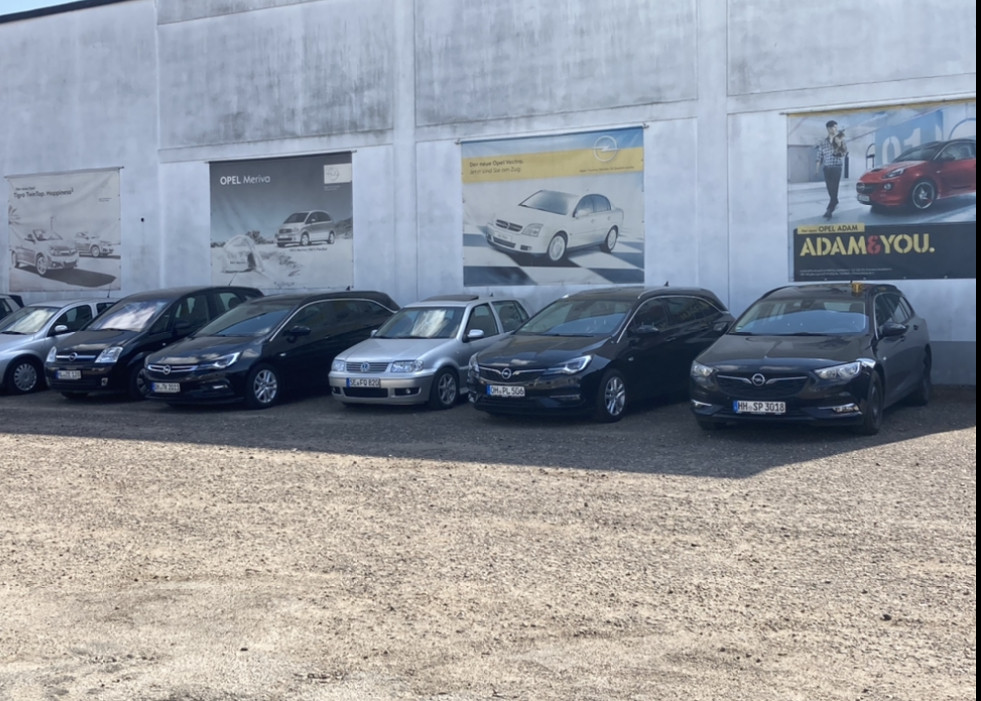 Der Schrottplatz - Spiegelsymmetrisch des Showrooms
