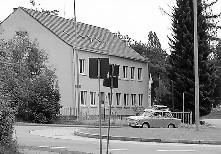 Der Schrottplatz - Spiegelsymmetrisch des Showrooms