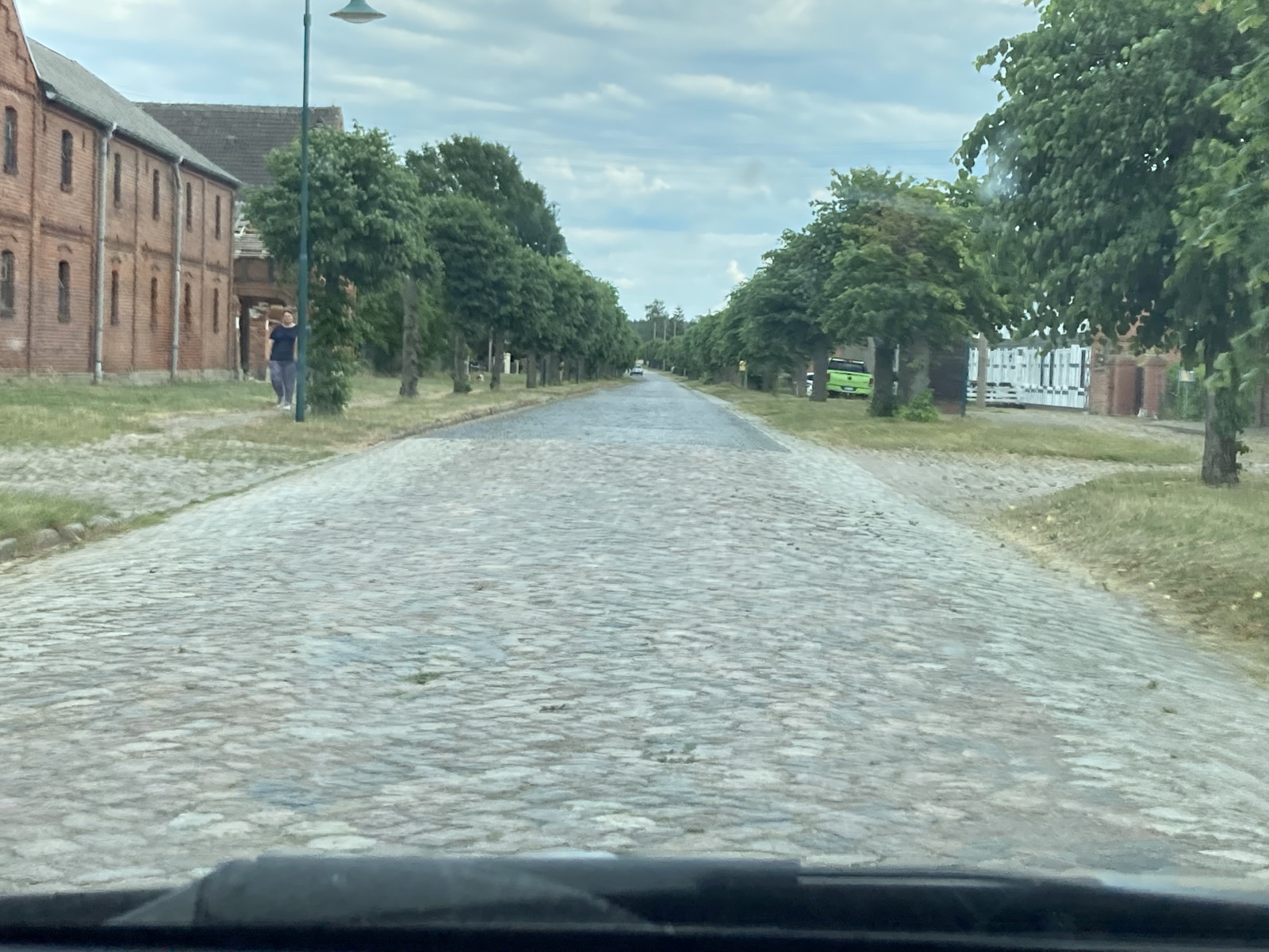 Der Schrottplatz - Spiegelsymmetrisch des Showrooms
