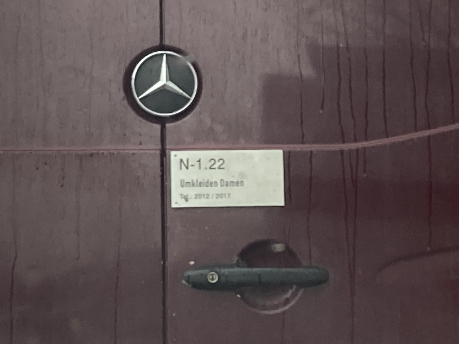 Der Schrottplatz - Spiegelsymmetrisch des Showrooms