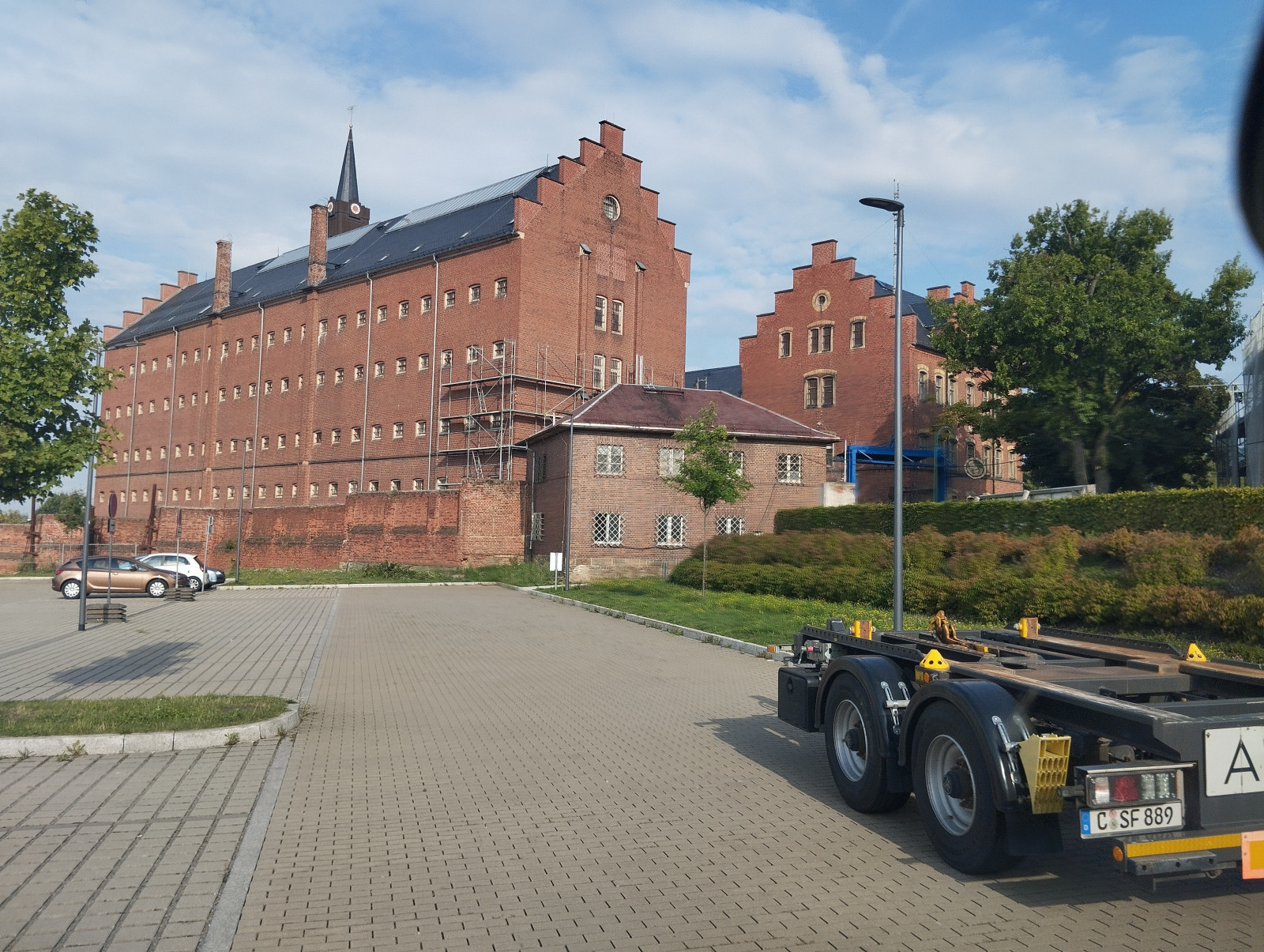 Der Schrottplatz - Spiegelsymmetrisch des Showrooms