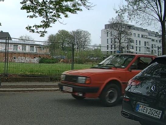 Der Schrottplatz - Spiegelsymmetrisch des Showrooms
