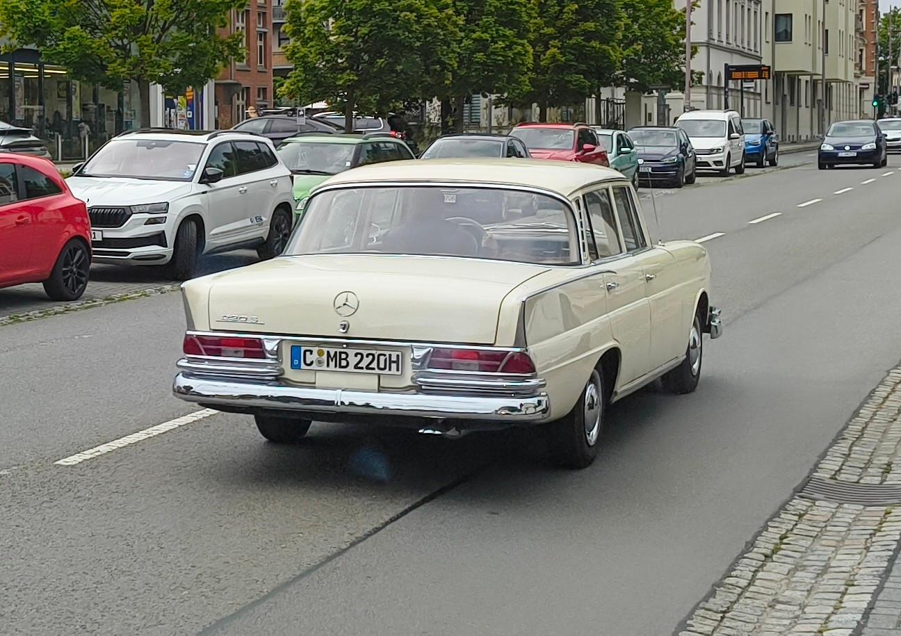 Der Schrottplatz - Spiegelsymmetrisch des Showrooms