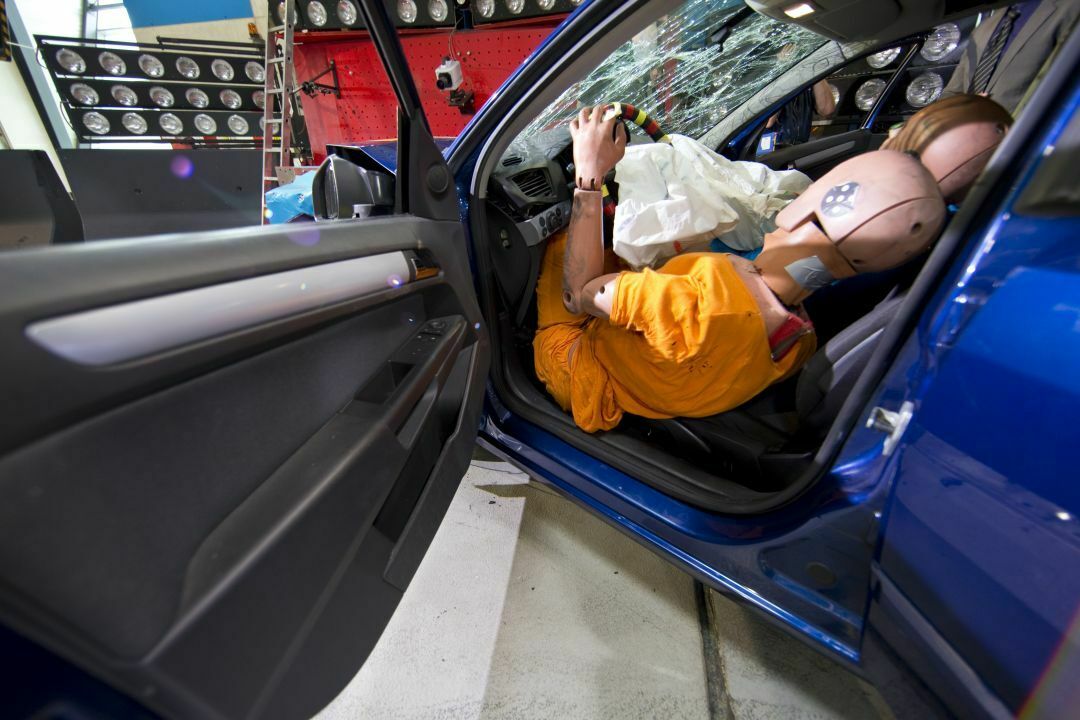Nach dem Crash ohne Gurt: Wegen Brustaufprall geplatzter Airbag, am Schädel zerschlagene Scheibe. Quelle: ADAC