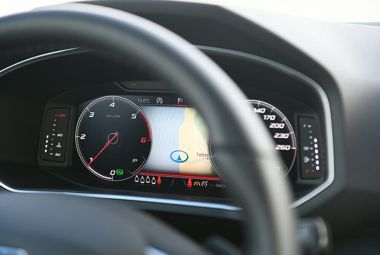 Im Tarraco nutzt Seat einen digitalen Tacho. Auf Wunsch lassen sich hierunter anderem Routen-Informationen oder Vitaldaten des Fahrzeuges einblenden
