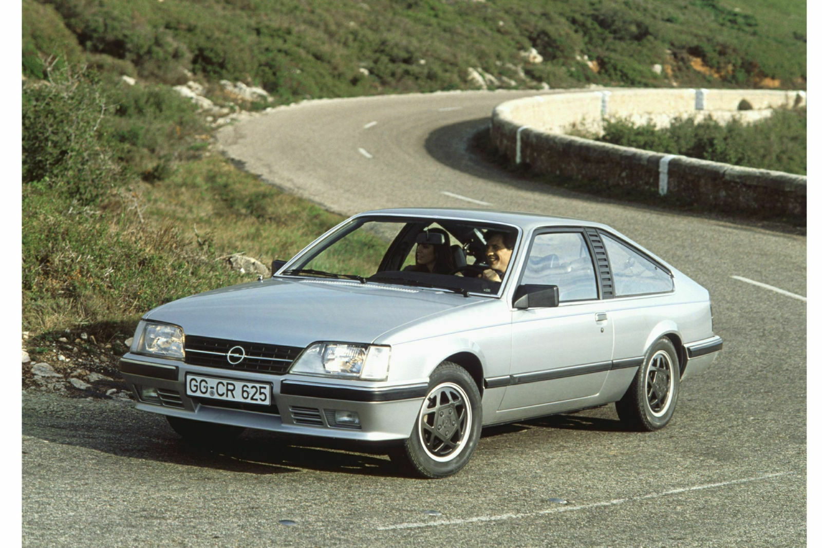 Der Opel Monza erfuhr parallel zum Senator im Jahr 1982 eine Modellpflege. Für das Coupé kam vier Jahre später das Ende