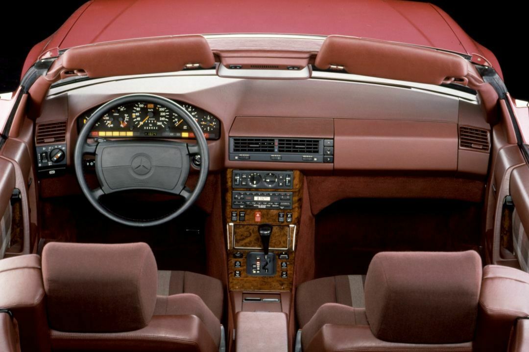 Kantiges Cockpit mit typischem Paneel: Mercedes Benz SL ab 1989