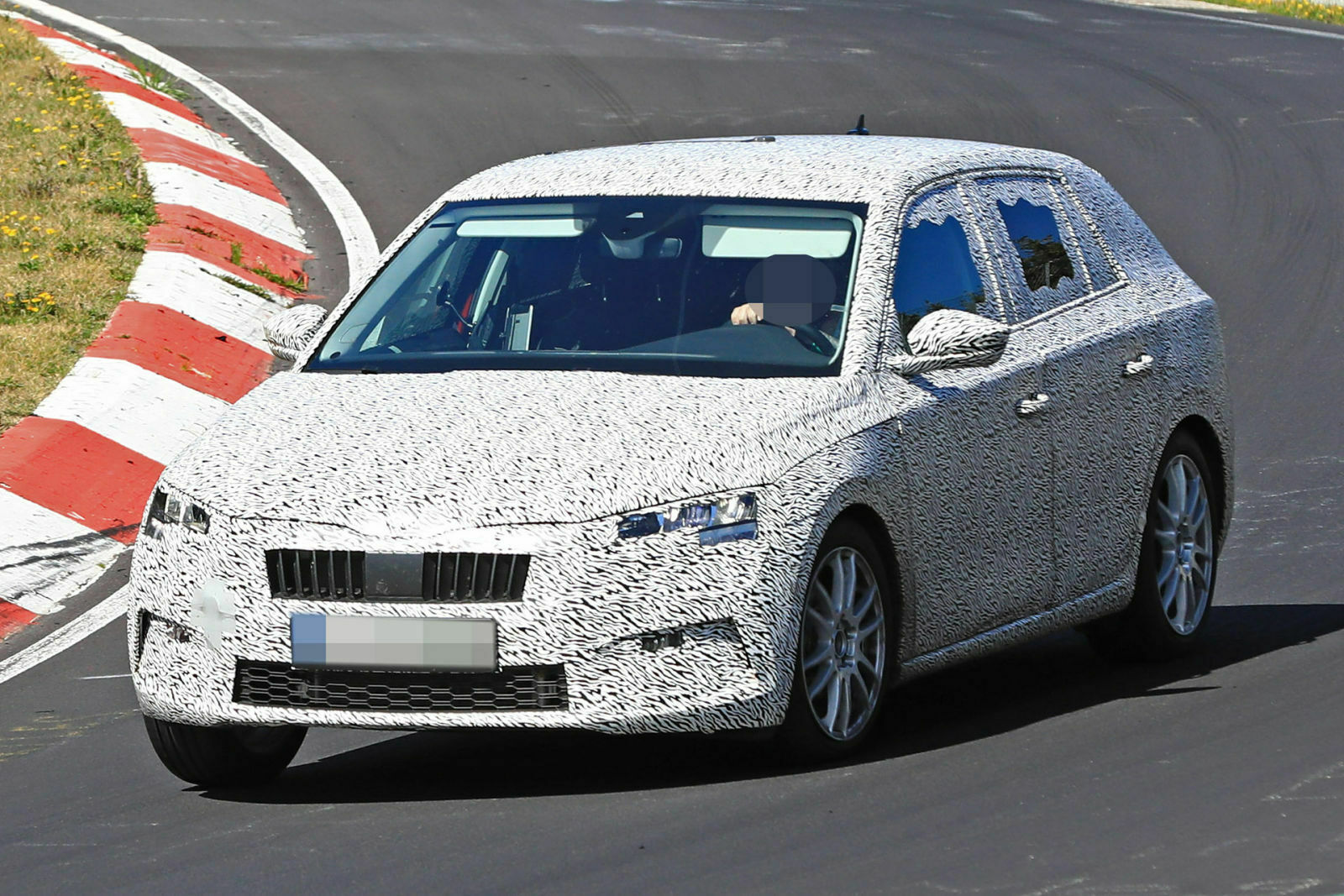 Die Nase des neuen Rapid ist typisch Skoda, die Lampen werden böser