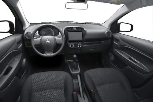 Im Mitsubishi Space Star: Viel Platik, aber genug Platz für vier. Das Navigationssystem gibt es nur gegen Aufpreis.