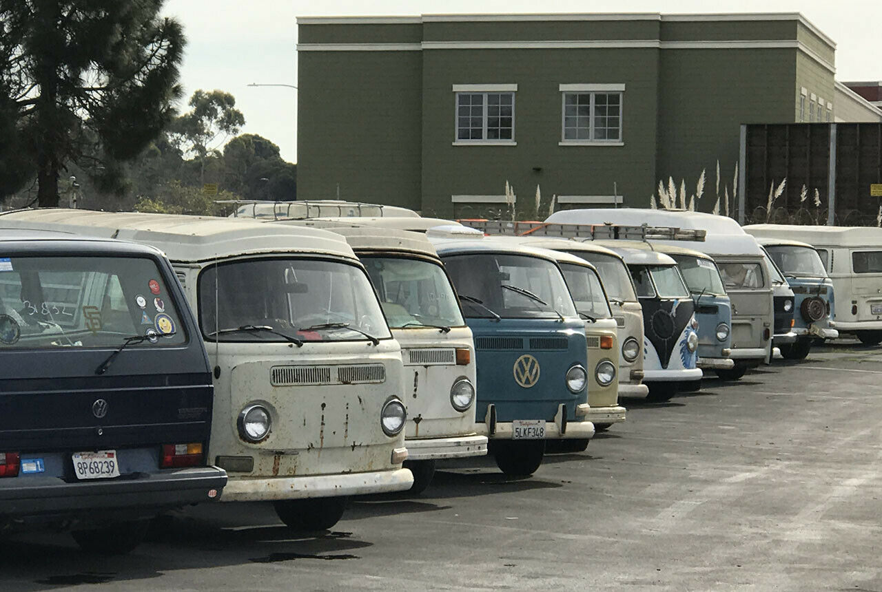 VW T1 und T2 sind vor allem in Kalifornien häufig, Shibarshin bringt viele davon wieder nach Europa