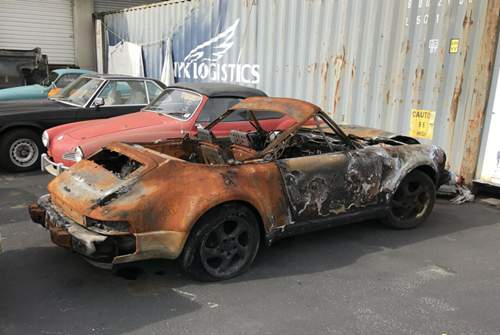 Warum jemand Geld ausgibt, um sich diesen komplett ausgebrannten Porsche 911 liefern zu lassen, fragt sich Shibarshin lieber nicht