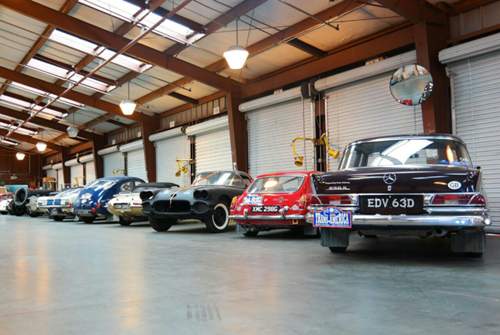 Das Geschäft bei West Coast Shipping wird vom Oldtimer-Kalender bestimmt, zu Rallyes oder nach großen Auktionen sind die Hallen besonders voll