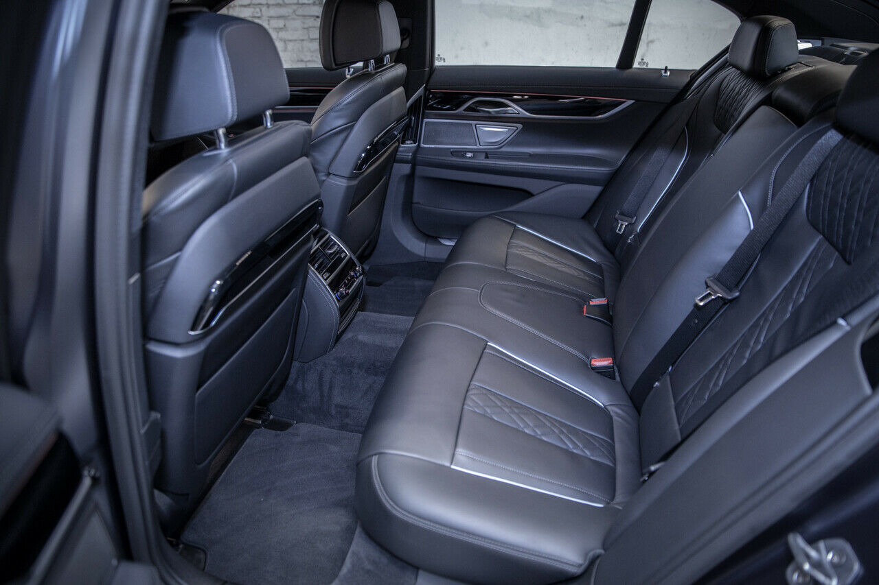 Noch bequemer sitzen Fondpassagiere in der Langversion oder mit "Executive Lounge Seating" für 2.200 Euro. Der Beifahrersitz fährt um 90 mm weiter nach vorne, es klappt eine Fußablage aus