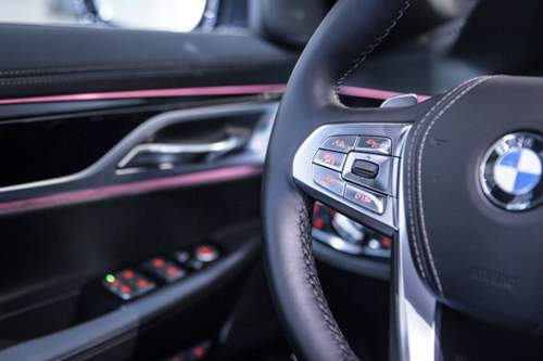 Bis 210 km/h fährt der 7er auf der Autobahn fast von allein. Im stockenden Verkehr hält er von allein hinter dem Vordermann und fährt wieder an