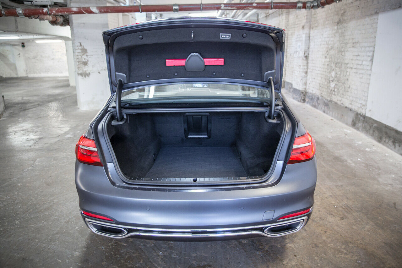Der Kofferraum der Luxuslimousine fasst 515 Liter - eine Durchlademöglichkeit kostet extra