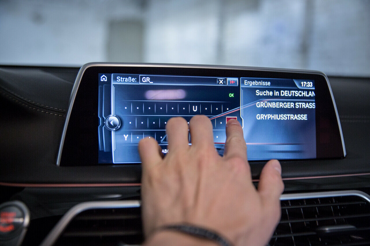 Dazu setzt BMW auf eine Touchfunktion des Bildschirms