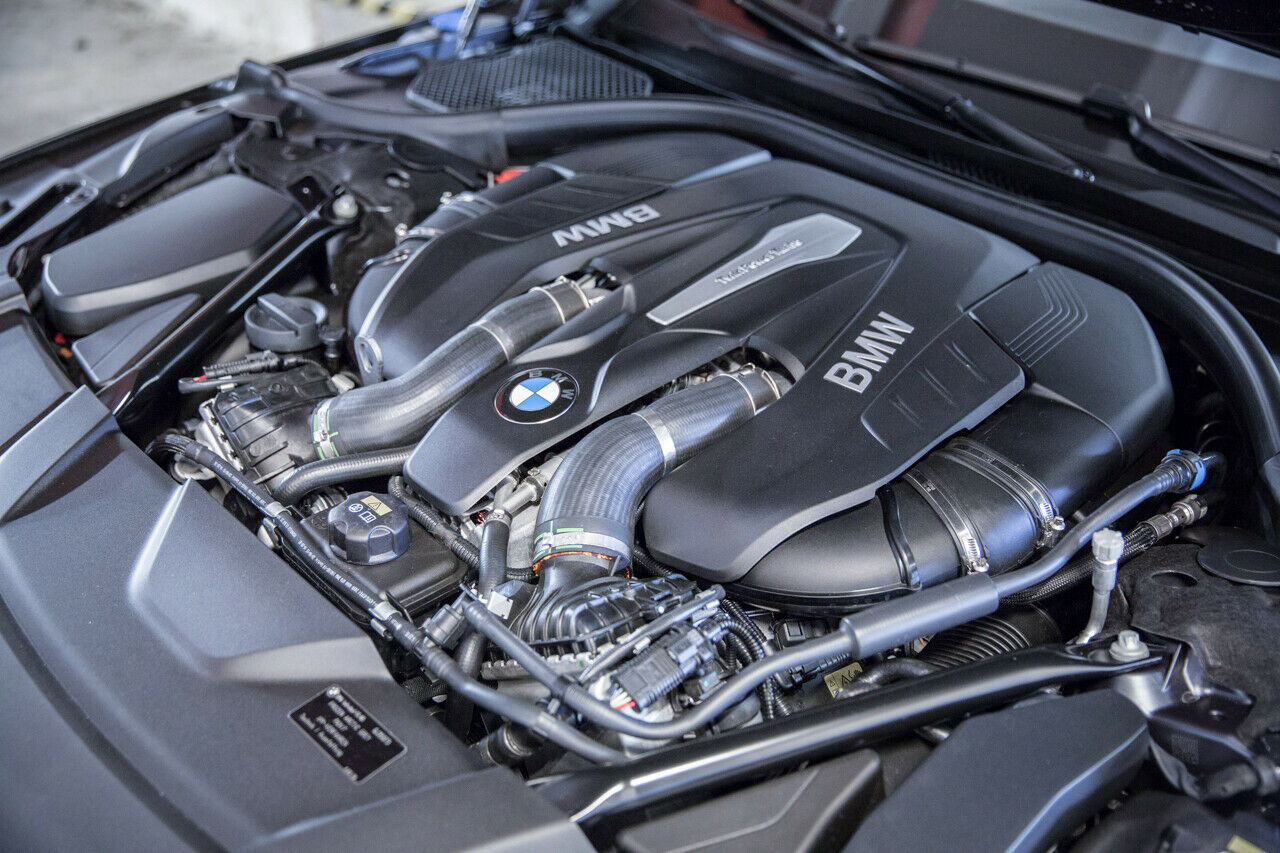 Der 4,4-Liter-Biturbo-V8 leistet 450 PS. In 4,7 Sekunden sprintet der 7er auf 100 km/h
