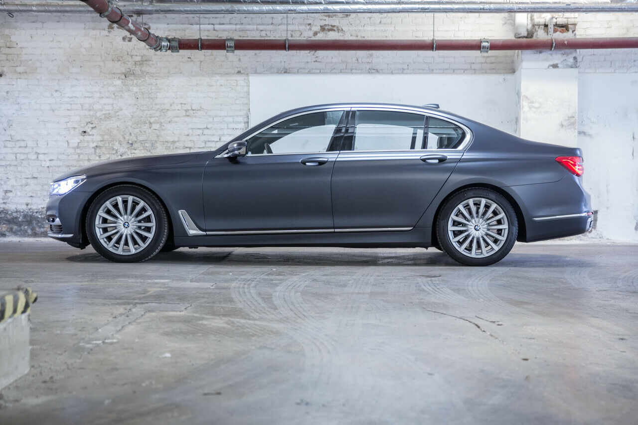 Fast 5,10 Meter ist die normale 7er Limousine lang. Die Sicht nach hinten ist schlecht, aber wen stört das hier...
