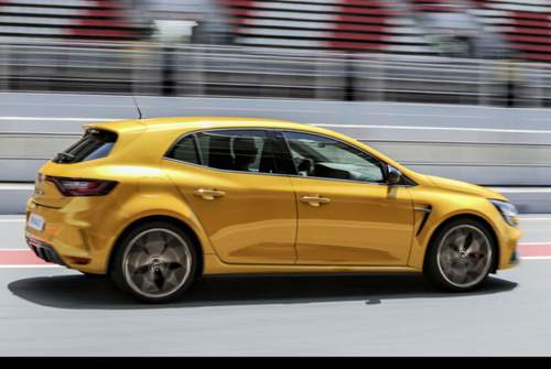 Renault bietet den Mégane in der vierten Generation ausschließlich mit fünf Türen an -  der RS Trophy wiegt so mindestens 1.419 Kilogramm