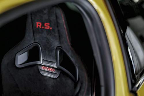 Optional verbaut Renault in der ersten Sitzreihe einteilige Recaros. Die sorgen für mehr Seitenhalt und eine 20 Millimeter tiefere Sitzposition
