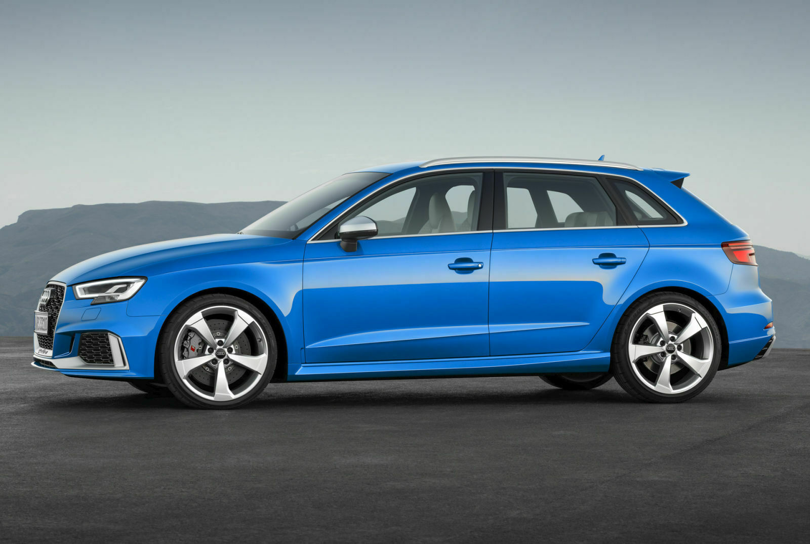 Audi RS3 Sportback und Limousine fahren mit identischem Radstand. Der Sportback wiegt fünf Kilo weniger