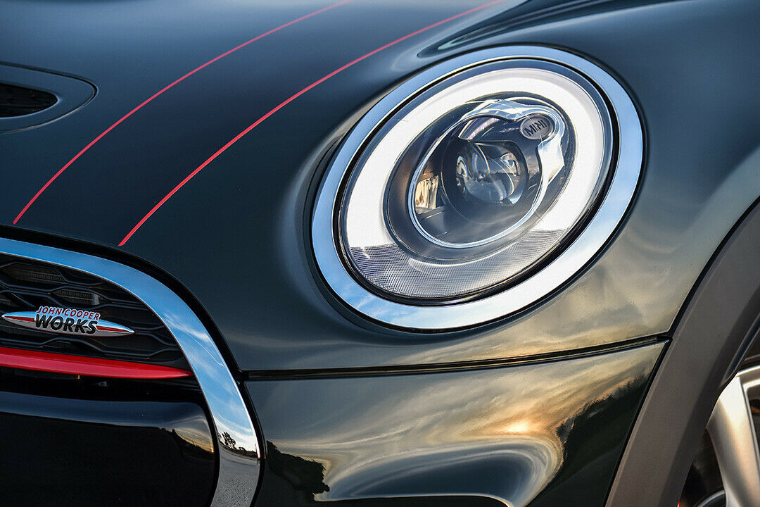 LED-Scheinwerfer sind am Mini John Cooper Works serienmäßig