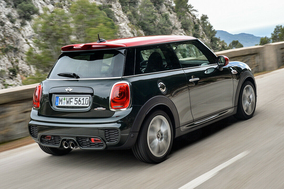 Schön: Dem doppelflutigen Auspuff des Mini John Cooper Works entweichen bei Gaswegnahme simulierte Fehlzündungen